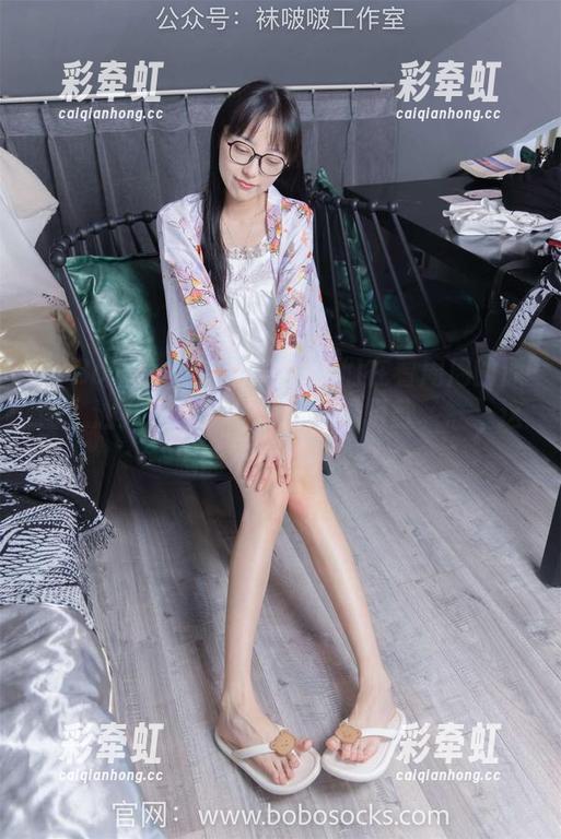 BoBoSocks袜啵啵 - 我们在看周周的原图，油亮肉丝，啊，脚尖透明款。。。这怎能不多瞧几眼？