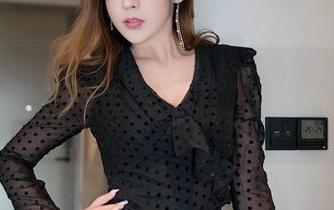 Feilin嗲囡囡 – 娜依灵儿泳池图包，明明是水，脑子里却冒出奇怪的事儿！