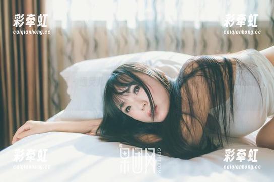 GIRLT果团网-通灵儿 GIRLT果团网 - 通灵儿私房泳池拍照秘籍:P了多少次才算满意?