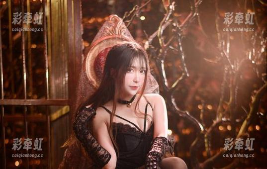 职业装写真不再乏味，Sakiiii翎柒的资源实在让人眼前一亮。