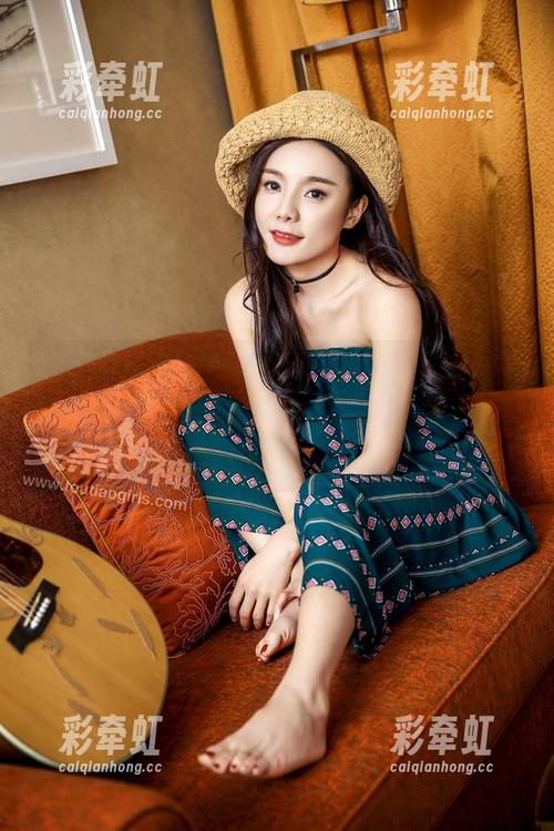 TouTiao头条女神 - 这组“信悦儿”的学生服写真套图，清新又带点小挑逗，让人好奇的时刻。