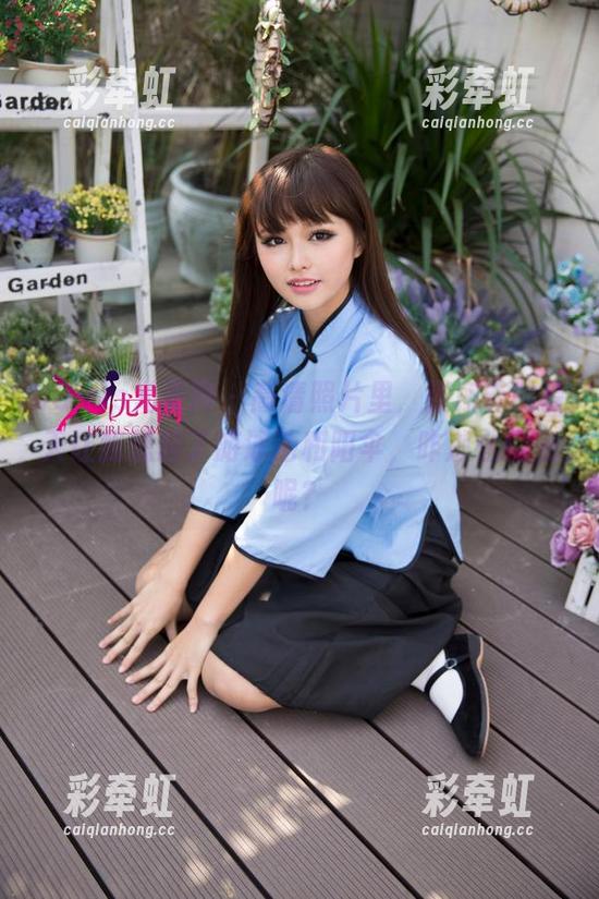 UGirls尤果网 - 高清照片里，张栩菲的夏天让我想起了游泳池和阳伞，咋那么惬意呢？