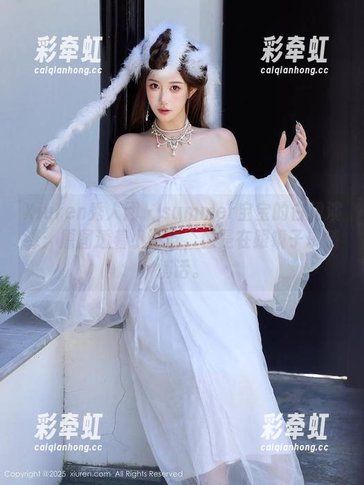 Xiuren秀人网 - summer宝宝的白裙演绎：原图透着小调皮，像是在跟镜子讲悄悄话。