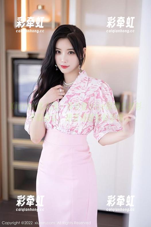 Xiuren秀人网-奈汐酱nice Xiuren秀人网 - 奈汐酱nice聊聊白衬衫:不明所以,把普通的衬衫穿得...