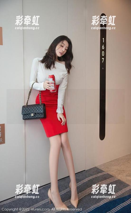 Xiuren秀人网-糯美子Mini Xiuren秀人网 - 糯美子Mini穿上职业装的反差萌,哇,原图里的她直接从会议室走出了童话!