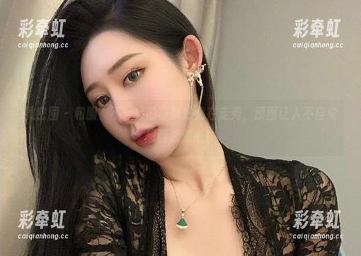 微密圈 - 和服？不爱笑的赛琳好像在走秀，原图让人不自觉想调成壁纸！