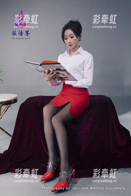 丽柜 - 原图直播中：甜甜在家为你示范，分享就等于炫耀？！