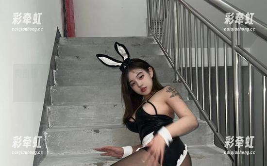 小u优优子 微密圈 - 图包精选:小u优优子与她的粉色吊带裙,谁来拯救我学习?