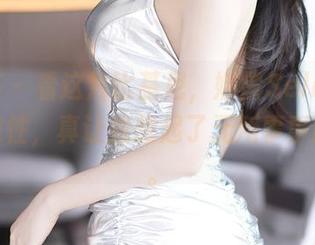 尤蜜荟 – 看这片比基尼，娜露Selena的那种随性，真让我想起了无所事事的日子。