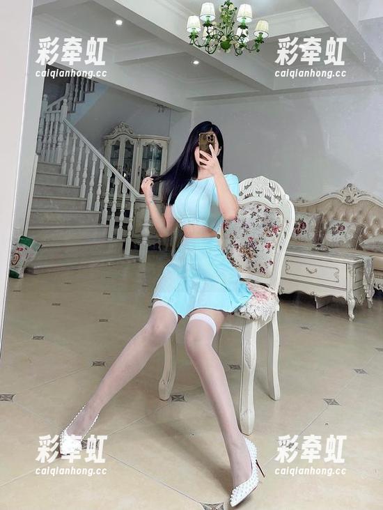 微密圈 - 套图解析：张老师の双倍快乐，转身间好像有千种情愫。