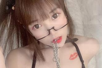 看完这套图集，星野咪兔和她的白衬衫让我开始重新审视衬衫的可能性…