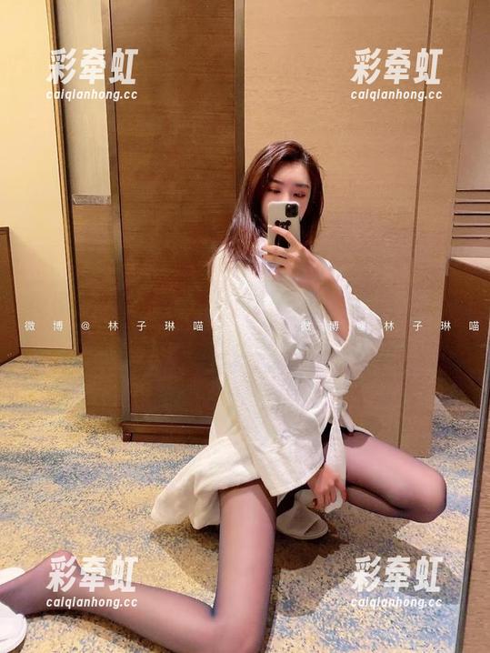 林子喵Lynne 微密圈 - 浴室随拍:林子喵Lynne的写真套图与无处不在的幽默