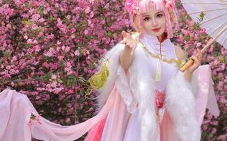 桃暖酱的汉服古风写真，精选里的每一张都有种“我被风吹过”的轻快。