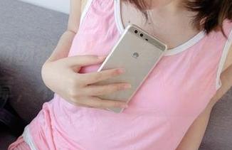 在森萝财团的套图中，奏响吊带短裙与白丝的乐章，不分享就是对这种美的辜负。