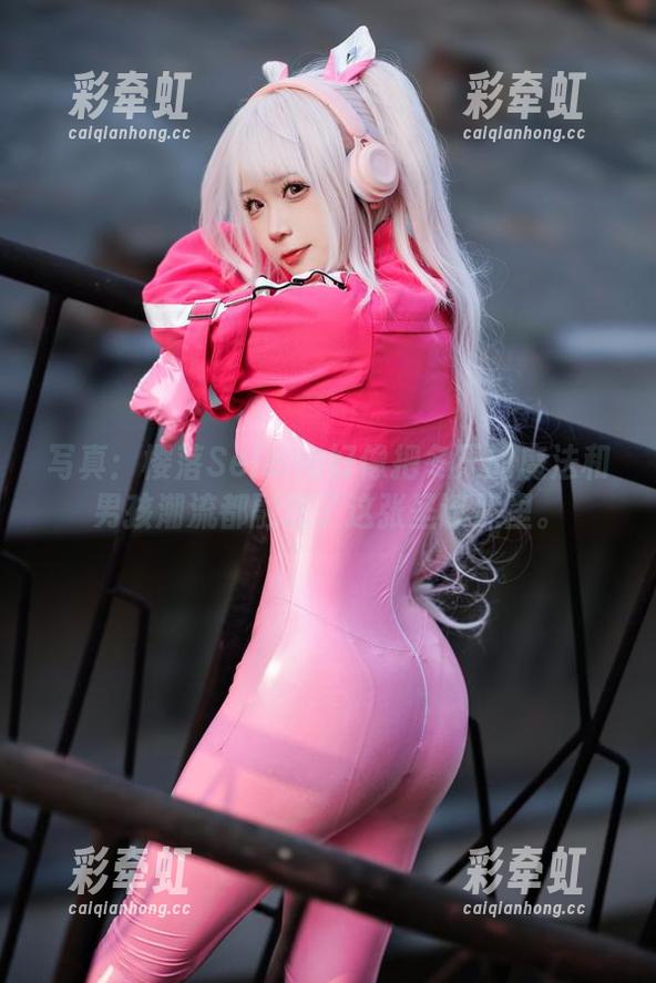 写真：樱落Selena好像把冬天的魔法和男孩潮流都融进了这张圣诞照里。