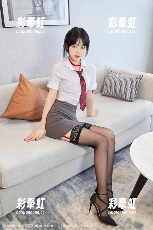 秀人网-雨儿酱eve 秀人网 - 小心,白裙来袭,雨儿酱eve在捕捉光影嘛,亲密得像隔着一个宇宙。