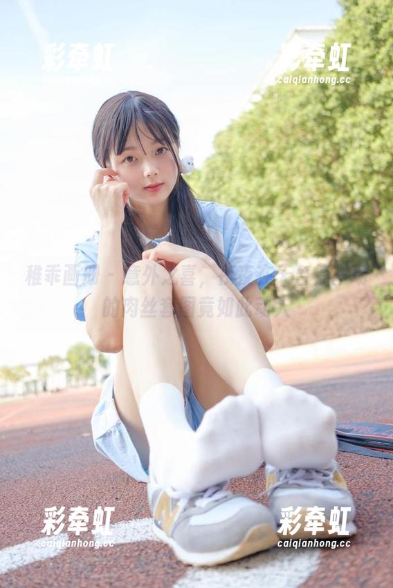 稚乖画册-夜夜 稚乖画册 - 意外之喜,夜夜在天台停车场的肉丝套图竟如此动人