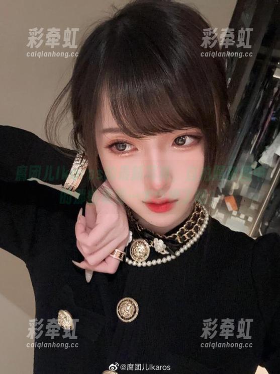腐团儿Ikaros的最新写真，自拍照杂图中的那些表情…太会撩了吧？