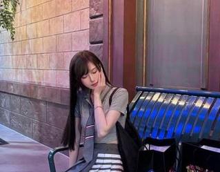 腐团儿Ikaros的《英雄联盟风女》不只是个图，原图里的神韵，轻松撩拨我的思绪呢。