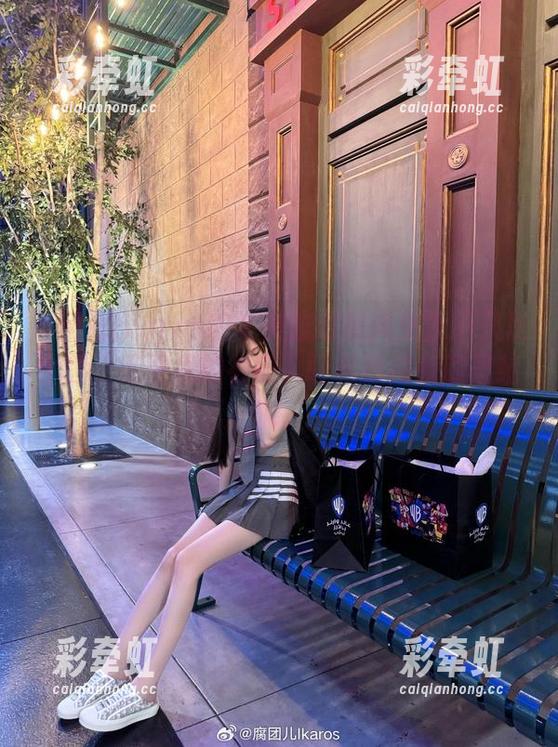 腐团儿Ikaros的《英雄联盟风女》不只是个图，原图里的神韵，轻松撩拨我的思绪呢。