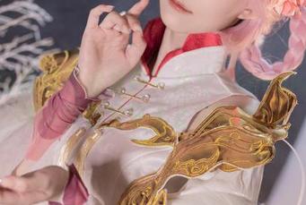 身材与豹纹相得益彰？花兮_honoka的COS图包里可不止是花呀！