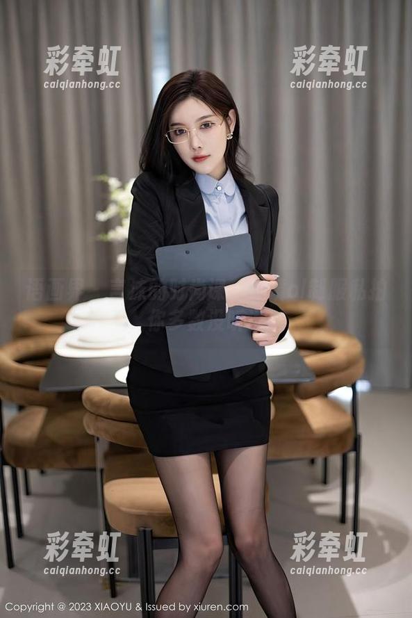 语画界-言沫 语画界 - 言沫的时尚课:眼镜ol制服私拍,你多数没听说过