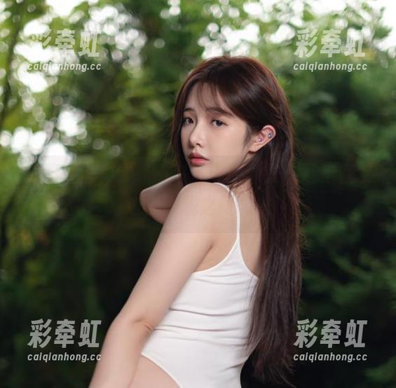 图册旁记，雯妹不讲道理的泳衣：行走在水边，朦胧之间啊…