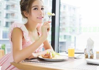 青豆客 – 快来看琪琪qlql的豹纹套图，看来今天的主题是打破常规，谁说只有猫能穿豹纹！