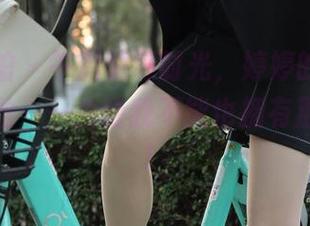 魔镜街拍 – 午后慵懒时光，婷婷的灰裙和那双薄丝——为啥我不能也拥有那双腿？！