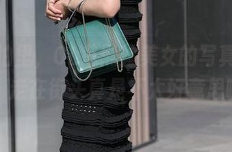 魔镜街拍里，OL范黑丝美女的写真，老实说，走在街头真是不太好意思啊。