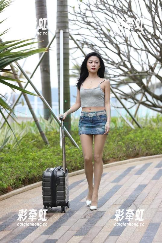魔镜街拍 魔镜街拍黑色包臀裙太绝,小姐姐的气质美图,下载后就能一直欣赏。