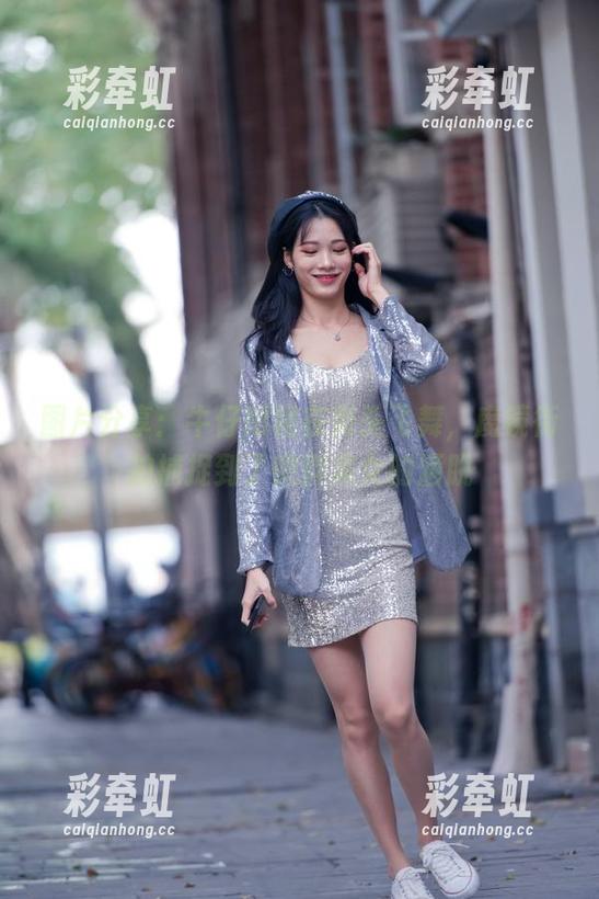 图片分享：牛仔短裙在街头飞舞，魔镜街拍捕捉到了微胖美女的洒脱