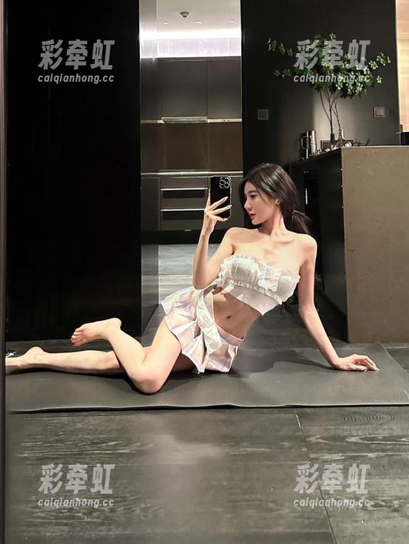 微密圈 - 色彩游戏时间：黎允熙的红裙与美图精选，这种跳跃感真神奇